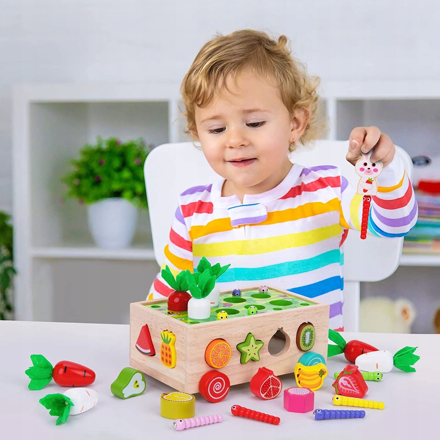 Sorter Montessori Złap robaczka – drewniany wózek z marchewkami